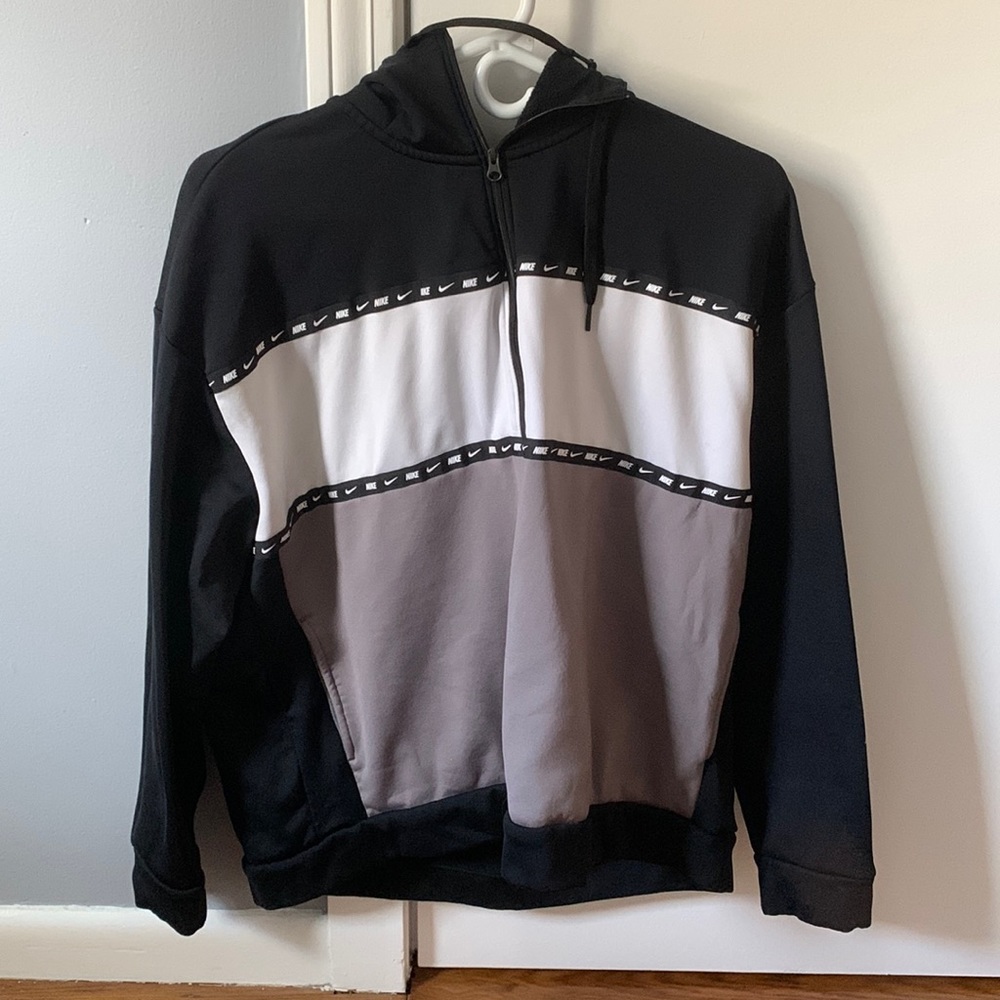 Nike hoodie, size large. Super comfortable and soft on the inside!
